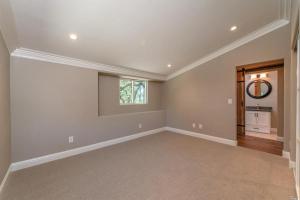 AU Pair Bath Bedroom